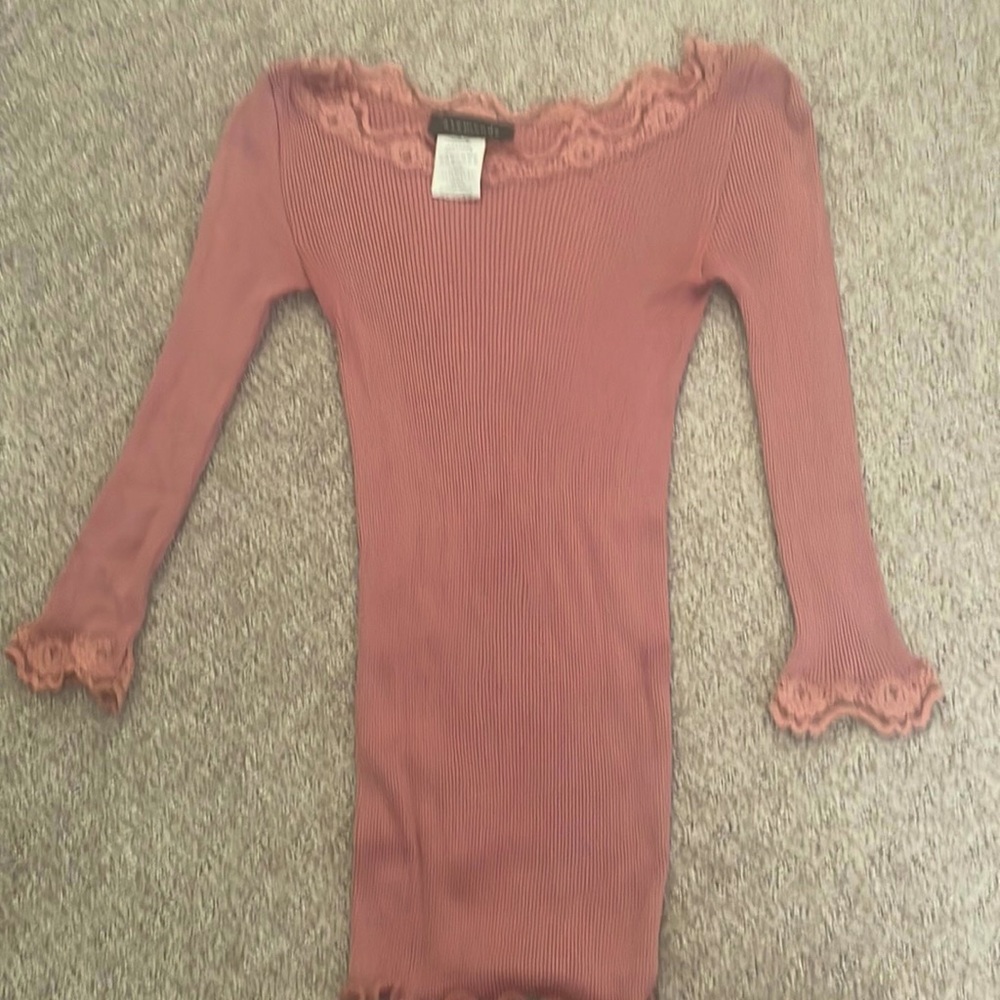 Rosemunde. Xs. Mauve boatneck 3/4 sleeve with lace detail